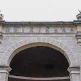 Sulla sommit� vi � impressa in lettere blu la scritta Qui si sana, un motto presente in molte dimore situate in luoghi salubri destinati alla cura: il motivo che port� il primo proprietario a venire ad abitare qui